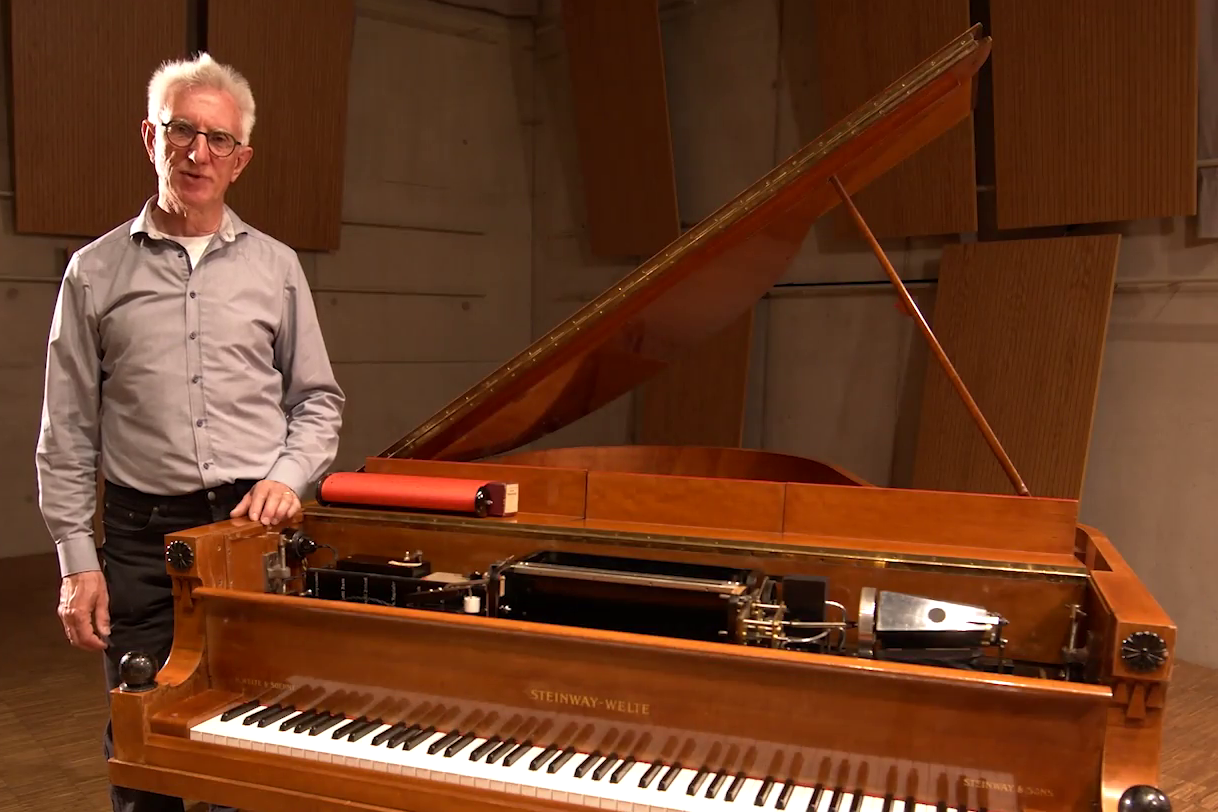 Mitarbeiter am Flügel Mitarbeiter am Flügel