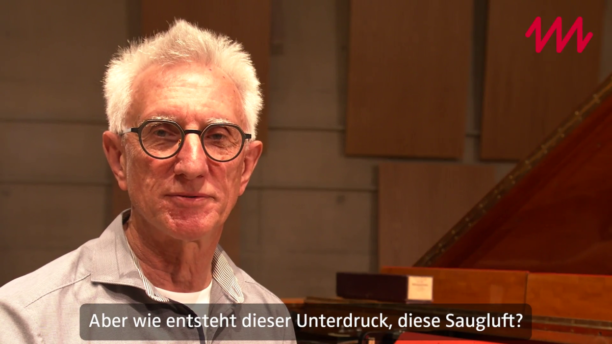 Mitarbeiter am Flügel Mitarbeiter am Flügel